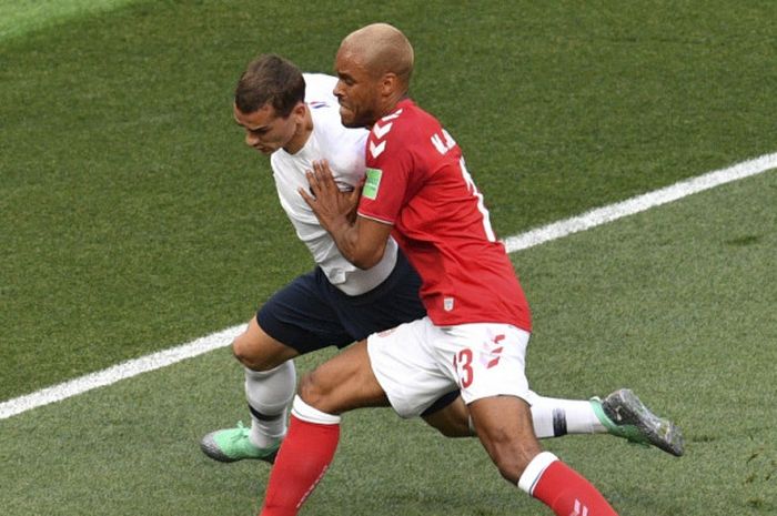 Penyerang Prancis, Antoine Griezmann (kiri), berduel dengan bek Denmark, Mathias Jorgensen, dalam laga Grup C Piala Dunia 2018 di Luzhniki Stadium, Moskow, Rusia pada 26 Juni 2018.