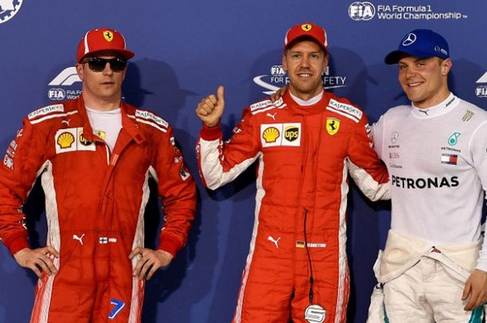  Pebalap Ferrari, Sebastian Vettel (tengah) berpose dengan rekan satu timnya, Kimi Raikkonen (kiri) dan Valtteri Bottas (kanan) berpose setelah meraih podium pertama pada GP Bahrain yang berlangsung di Sirkuit Internasional Bahrain, Minggu (8/4/2018). 