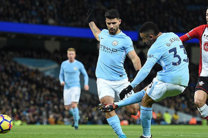 Striker Manchester City, Gabriel Jesus, menendang bola ke arah gawang Southampton dalam laga lanjutan Liga Inggris 2017-2018 di Stadion Etihad, Manchester, pada 29 November 2017.