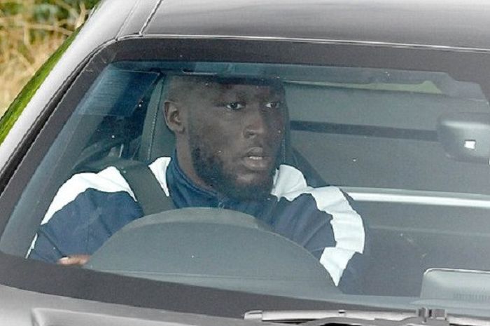 Romelu Lukaku mengendarai mobil baru saat datang ke tempat latihan, Selasa (14/8/2018).