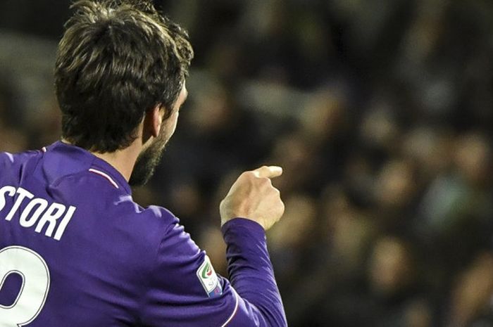 Aksi Davide Astori saat Fiorentina berhadapan dengan Inter Milan di Serie A, 22 April 2017. 