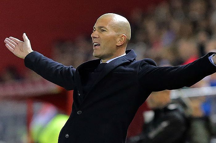 Ekspresi pelatih Real Madrid, Zinedine Zidane, saat mendampingin tim nya melawan Numancia dalam laga putaran 16 besar Copa del Rey di Stadion Nuevo Estadio Los Pajaritos, Soria, pada 4 Januari 2018.