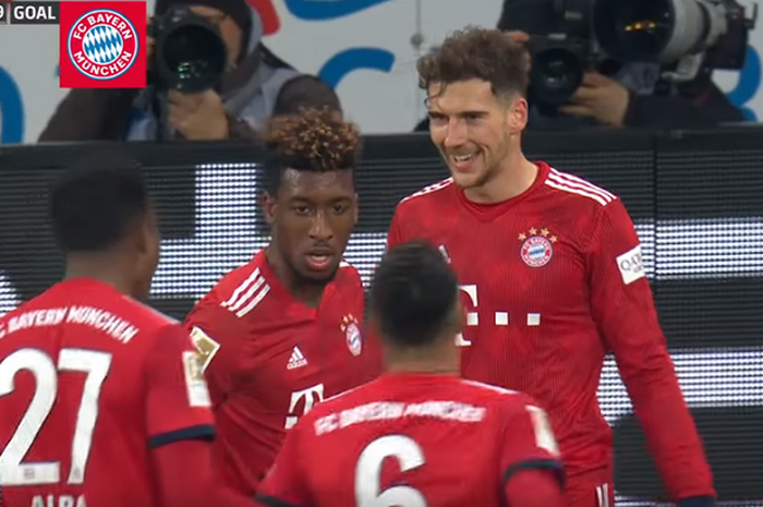 Gelandang serang Bayern Muenchen, Leon Goretzka (kanan), merayakan gol yang dicetaknya ke gawang Hoffenheim dalam laga lanjutan Bundesliga di Stadion PreZero, Sabtu (19/1/2019).