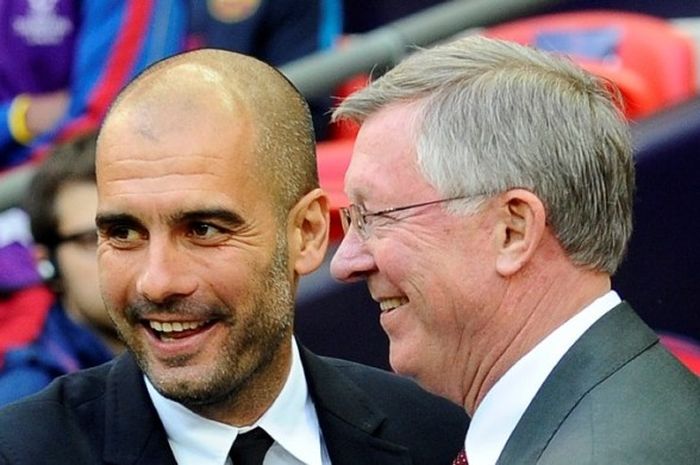 Josep Guardiola (kiri) merangkul Sir Alex Ferguson saat Barcelona melawan Manchester United pada final Liga Champions di Stadion Wembley, 28 Mei 2015.