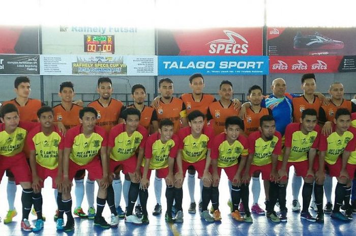 Para pemain tim futsal IP Jakarta (belakang) saat berfoto bersama tim Zaqabid FC dari Pekanabaru sebelum laga Grup B Turnamen Rafhely Specs Cup VII 2017 di Lapangan Futsal Rafhely, Padang, Minggu (30/7/2017).