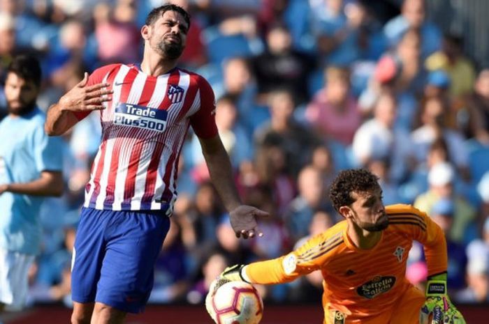 Reaksi penyerang Atletico Madrid, Diego Costa (kiri), setelah tembakannya digagalkan kiper Celta Vigo, Sergio Alvarez, dalam partai Liga Spanyol di Balaidos, Vigo, 1 September 2018.