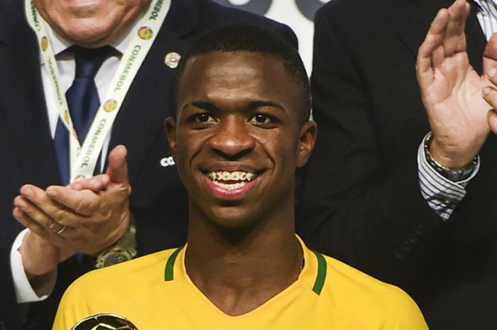 Vinicius Junior bersama trofi Pemain Terbaik di Piala Amerika Selatan U-17 di Rancagua, Cile, 19 Maret 2017. 