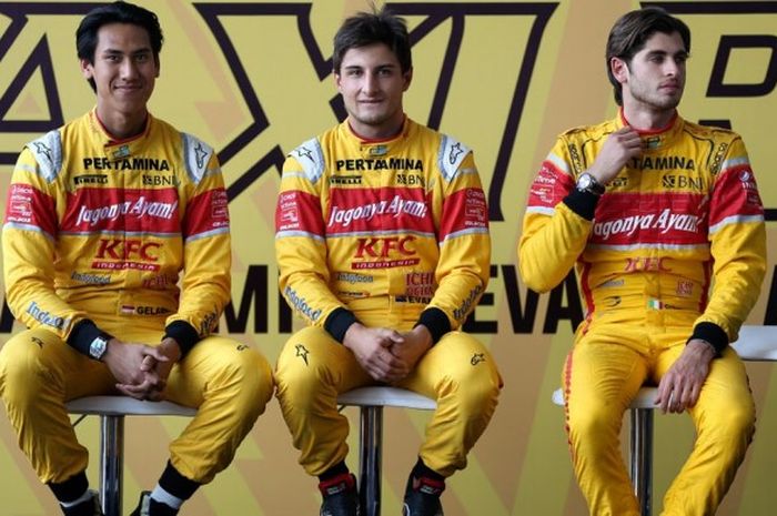 Pebalap Pertamina Campos Racing (dari kiri ke kanan), Sean Gelael, Mitch Evans, dan Antonio Giovinazzi