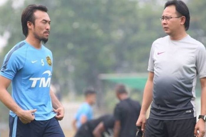 Pelatih Ong Kim Swee (kanan) dan kiper Khairul Fahmi Che Mat dalam sesi latihan timnas Malaysia di lapangan Wisma FAM, Kelana Jaya, Selangor, Senin (29/8/2016) sore. 