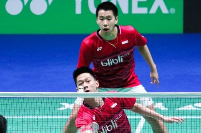 Pasangan ganda putra nasional, Marcus Fernaldi Gideon (belakang) dan Kevin Sanjaya Sukamuljo, tampil dalam laga babak pertama All England 2017 kontra Hendra Setiawan/Tan Boon Heong (Indonesia-Malaysia) di Barclaycard Arena, Birmingham, Rabu (8/3/2017).