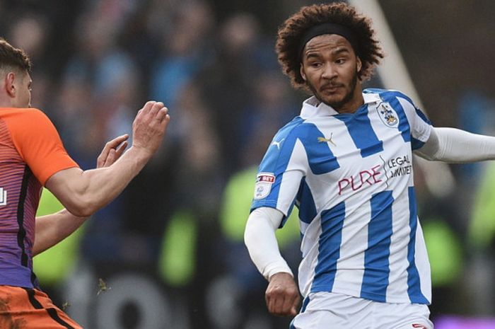 Aksi striker Huddersfield Town, Isaiah 