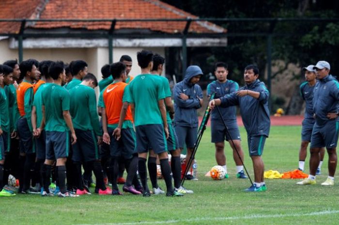 Pelatih Indra Sjafri memberikan instruksi kepada pemain timnas U-19 Indonesia yang menjalani pemusatan latihan di lapangan UNY, Sleman pada 2 Agustus 2017. 