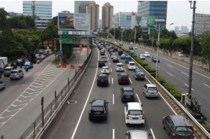 Gerbang Tol Slipi 2 ditutup sementara imbas dari kemacetan panjang dari Tol Dalam Kota menuju ke Tol Cikampek, Kamis (24/12/2015).