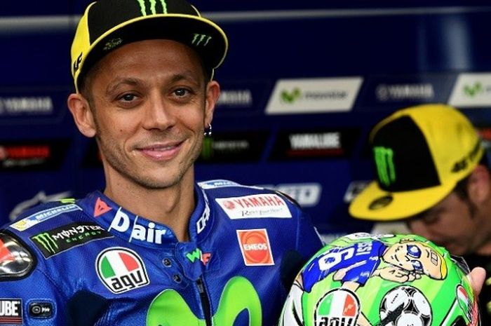 Pebalap Movistar Yamaha asal Italia, Valentino Rossi, berpose dengan helm yang didesain khusus pada GP Italia di Sirkuit Mugello, Sabtu (3/6/2017).