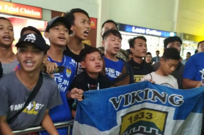 Bobotoh saat menjemput tim Persib Bandung di Bandara Adi Soemarmo, Solo, Kamis (2/11/2017).