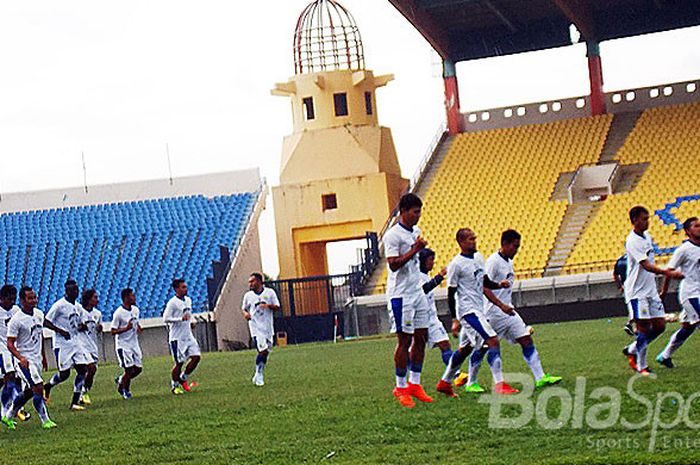 Latihan terakhir Persib Bandung di Stadion si Jalak Harupat Kabupaten Bandung sebelum direnovasi, Minggu (14/1/2018).