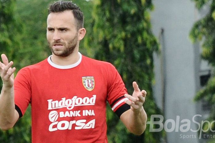 Ekspresi Ilija Spasojevic dalam latihan perdana bersama Bali United usai liburan Natal dan Tahun Baru 2018.