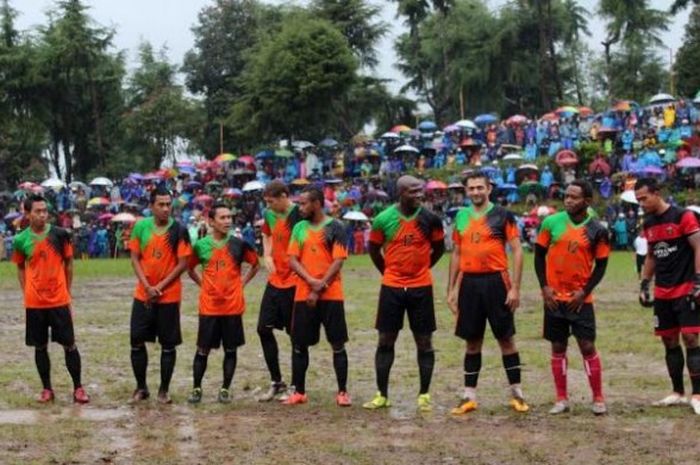 Pesepak bola papan atas Indonesia berlaga pada turnamen level tarkam FKPB Cup 3 di Desa Batur, Pegunungan Dieng, Banjarnegara, Minggu (25/9/2016). 