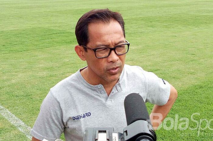 Pelatih Aji Santoso meladeni media saat timnya melakoni uji lapangan untuk laga Persela Lamongan kontra tuan rumah Sriwijaya FC di Stadion Bumi Sriwijaya, Palembang, Senin (25/9/2017). 