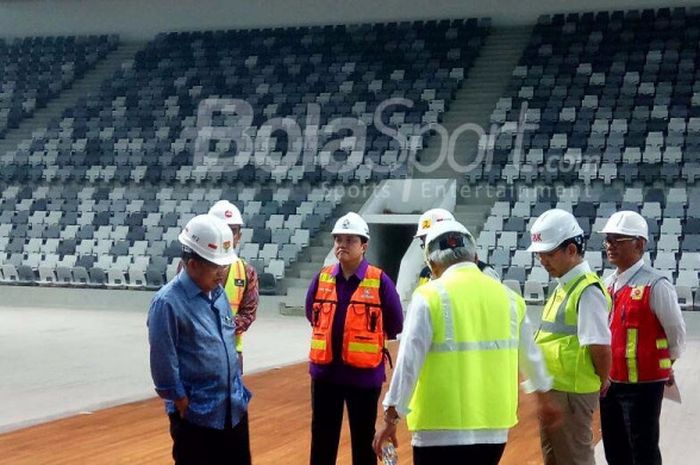 Wakil Presiden Jusuf Kalla meninjau langsung progres renovasi area Gelora Bung Karno, Senayan, Jakarta, Selasa (3/10/2017).