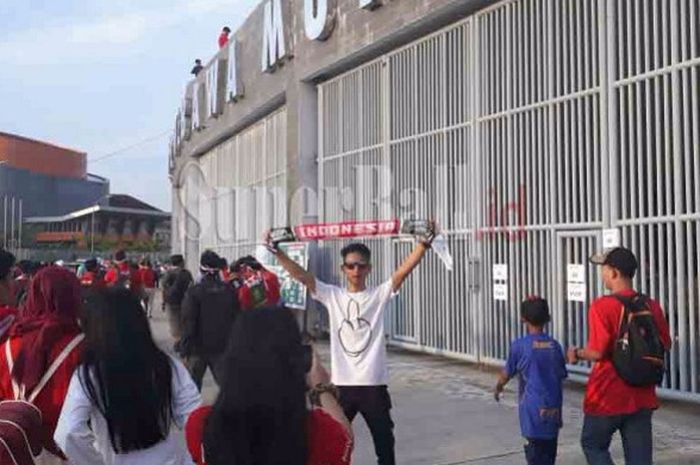 Suporter Timnas U-19 Indonesia mulai memadati Stadion Wibawa Mukti untuk menyaksikan laga Egy Maulana dkk melawan Thailand, Minggu (8/10/2017)