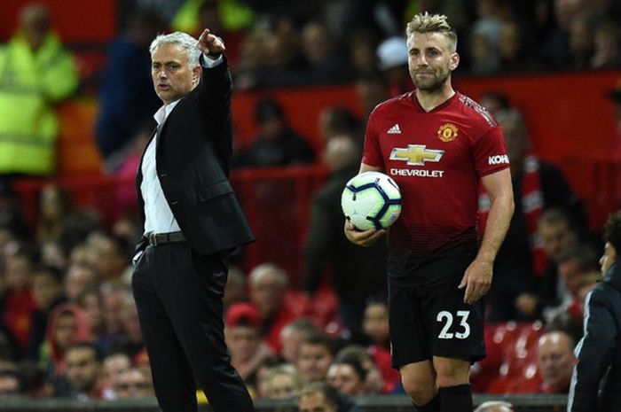 Pelatih Manchester United, Jose Mourinho (kiri), memberikan instruksi di samping Luke Shaw dalam laga Liga Inggris kontra Leicester City di Stadion Old Trafford, Manchester pada 10 Agustus 2018.