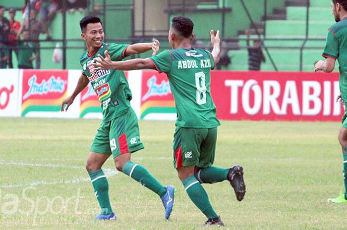 Gelandang serang PSMS Medan, Suhandi (kiri), melakukan selebrasi seusai mencetak gol ke gawang Bhayangkara FC dalam laga pekan kedua Liga 1 2018 di Stadion Teladan, Medan, (31/3/2018).