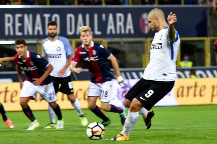 Striker Inter Milan, Mauro Icardi, mencetak gol dari penalti dalam laga Liga Italia kontra Bologna di Stadion Renato Dall'Ara, Bologna, pada 19 September 2017.