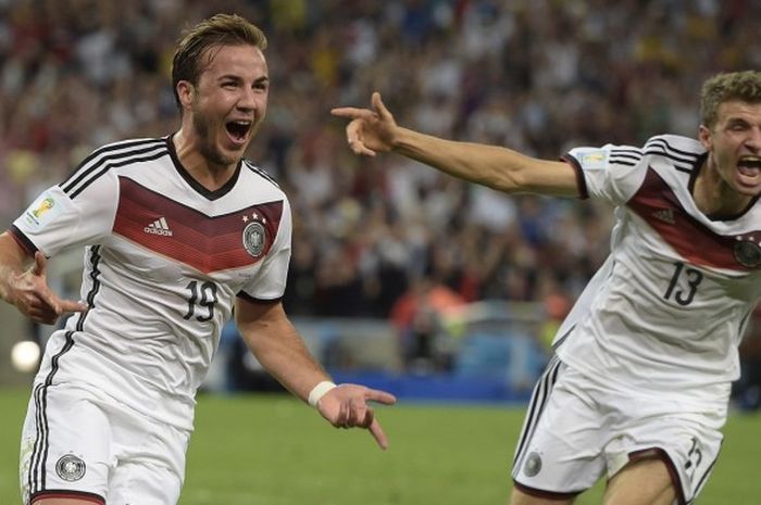 Mario Goetze (kiri) usai mencetak gol ke gawang Argentina di final Piala Dunia 2014.