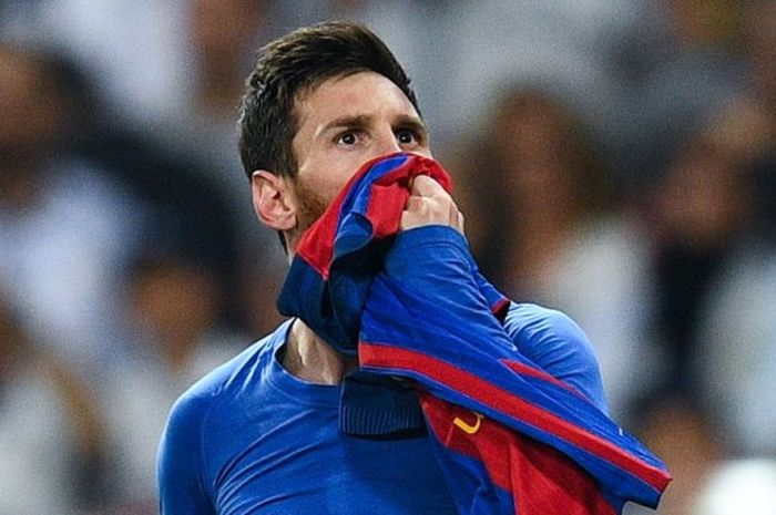 Ekspresi bahagia striker Barcelona Lionel Messi setelah mencetak gol ke gawang Real Madrid dalam pertandingan La Liga di stadion Santiago Bernabeu, 23 April 2017. 