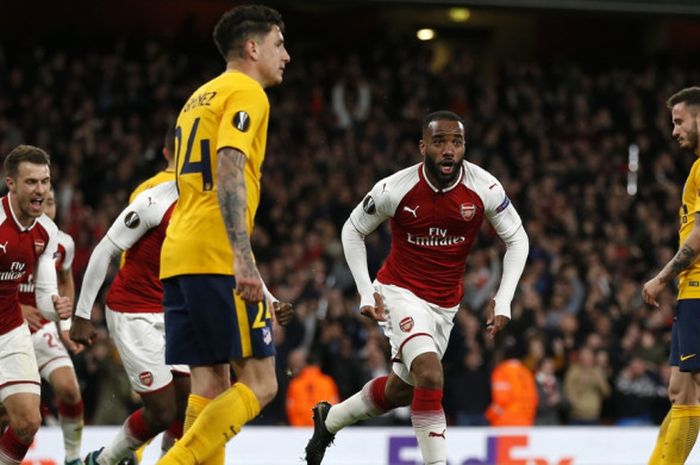  Penyerang Arsenal, Alexandre Lacazette, melakukan selebrasi setelah mencetak gol ke gawang Atletico Madrid pada  laga leg pertama semifinal Liga Europa di Stadion Emirates, Kamis (26/4/2018) waktu setempat atau Jumat dini hari WIB. 