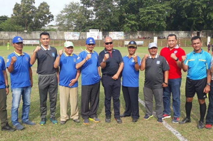 Asdep Olahraga Pendidikan Kemenpora Alman Hudri (tengah) bersama Bupati Bangka Barat Parhan Ali (lima dari kiri) dan Kadispora Prov Babel Suharto (lima dari kanan) dalam pembukaan Piala Menpora.