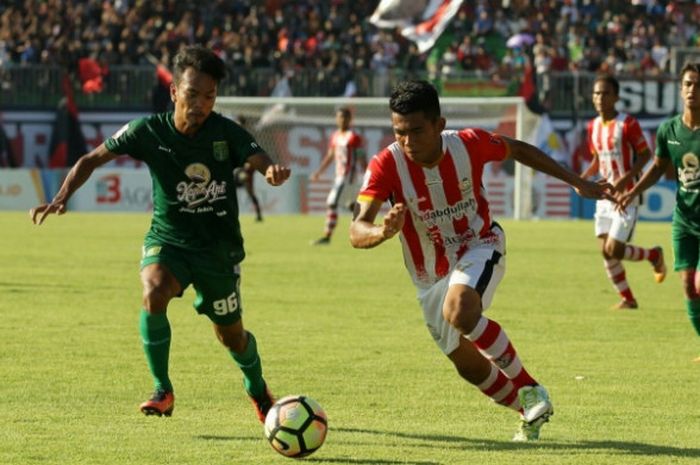 Pemain Persepam, Ahmad Fatoni Usman adu lari mengejar bola dengan pilar Persebaya, Muhammad Hidayat 