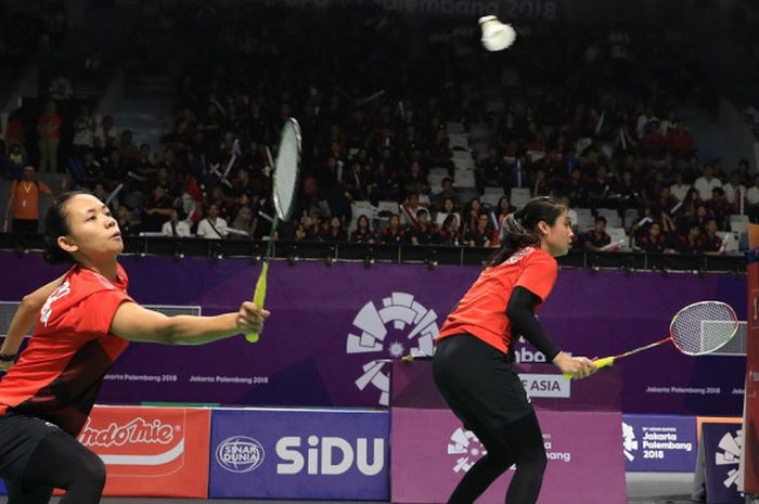 Pasangan ganda putri Indonesia, Della Destiara Haris/Rizki Amelia Pradipta, mengembalikan kok dari lawan mereka, Misaki Matsutomo/Ayaka Takahashi (Jepang), pada babak semifinal beregu putri Asian Games 2018 di Istora Senayan, Jakarta, Selasa (21/8/2018).