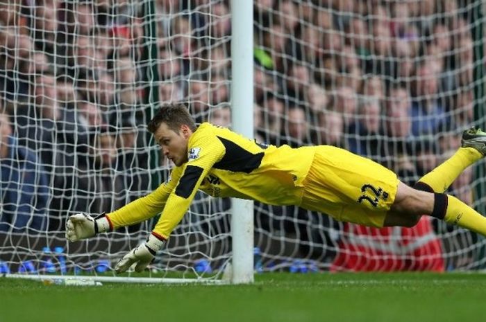 Kiper Liverpool, Simon Mignolet, berjibaku menyelamatkan bola pada laga West Ham lawan Liverpool, 2 Januari 2016.