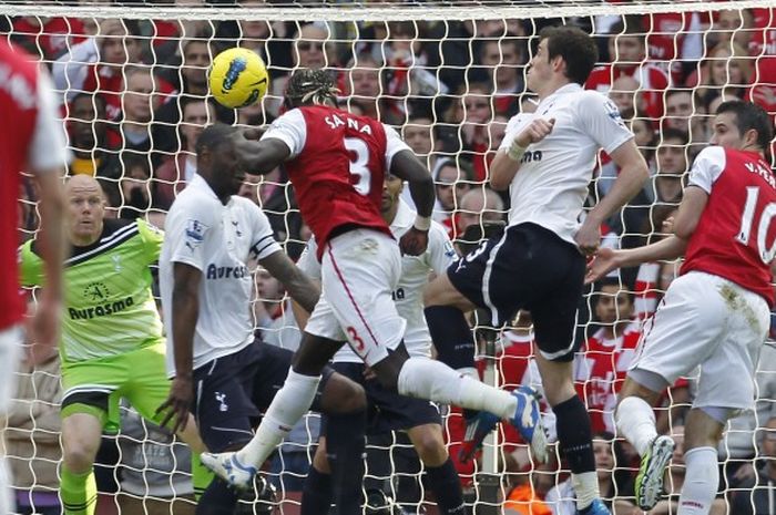 Bacary Sagna menanduk bola ke gawang Tottenham Hotspur dalam pertandingan Derbi London Utara, 26 Februari 2012.