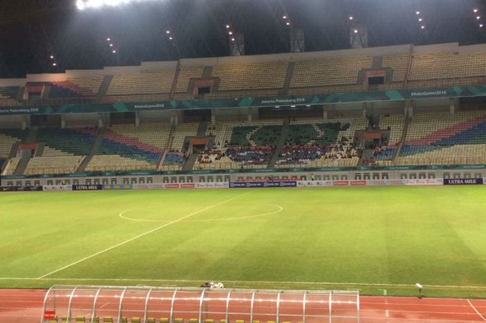 Suasana tribun Stadion Wibawa Mukti, Cikarang, Kabupaten Bekasi, tempat laga Timnas Indonesia kontra Timnas Hong Kong yang terpantau sepi penonton