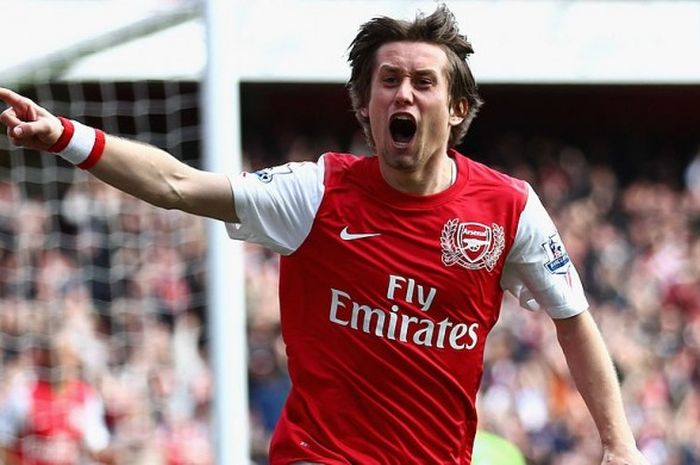 Selebrasi Tomas Rosicky usai mencetak gol ketiga Arsenal ke gawang Tottenham Hotspur, 26 Februari 2012.