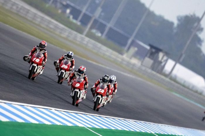 Pebalap memacu motor pada salah satu seri balapan Asia Talent Cup 2018.