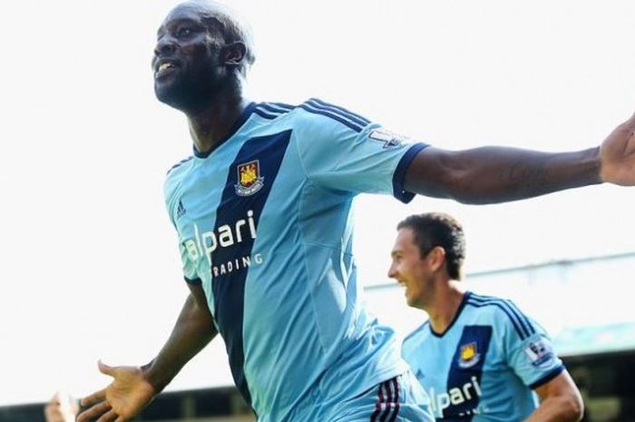 Carlton Cole melakukan selebrasi saat mencetak gol untuk West Ham United ke gawang Crystal Palace pada laga Premier League musim 2014-2015 di Selhurst Park, 23 August 2014. 