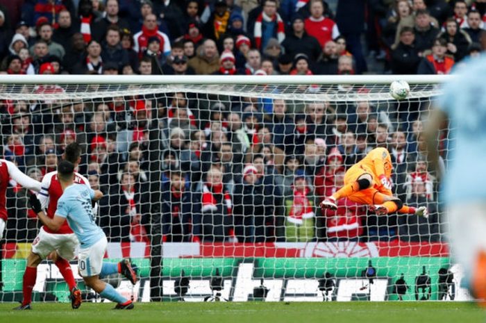 Striker Manchester City, Sergio Aguero (ketiga dari kiri), merayakan gol yang dia cetak ke gawang Arsenal dalam laga final Piala Liga Inggris di Stadion Wembley, London, pada 25 Februari 2018.