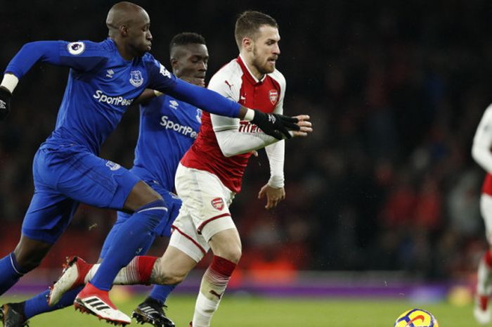 Aksi gelandang Arsenal, Aaron Ramsey (kanan), saat berduel dengan bek Everton, Eliaquim Mangala (kiri) dalam pertandingan Liga Inggris 2017-2018 di Stadion Emirates, London, Inggris, pada 3 Februari 2018.