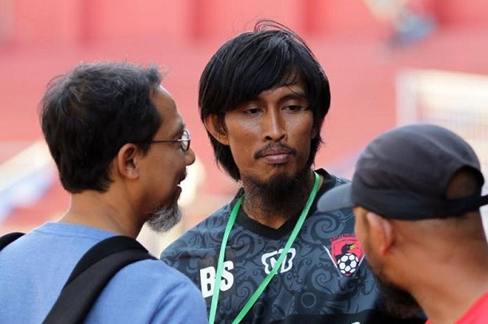 Mantan pemain Timnas Indonesia Budi Sudarsono saat menjadi asisten pelatih Kateng Putra FC