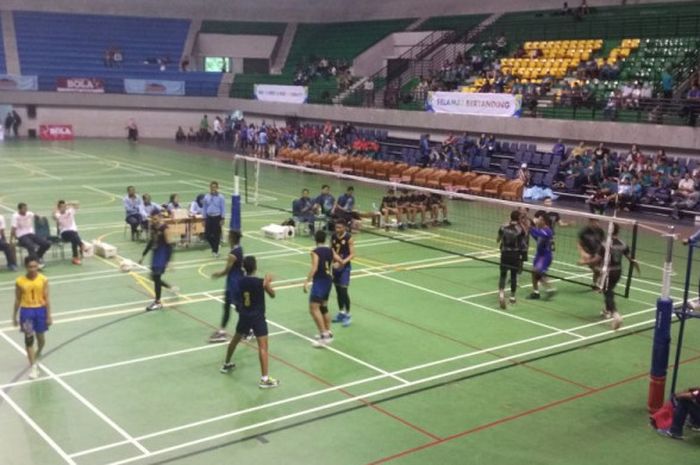 Pertandingan antara Tim putra Vobgard DKI Jakarta (Hitam) melawan tim putra Elektrik PLN SULUT (Biru) pada ajang Kejurnas Voli Antar Klub U-17 2017 di GOR Among Raga, Yogyakarta Selasa (28/11/2017).