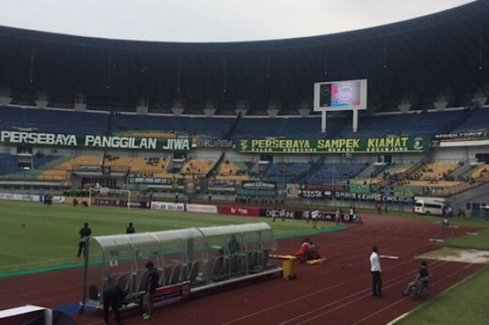 suasana stadion gelora bandung lautan api pada laga Persebaya vs PS Mojokerto Putra