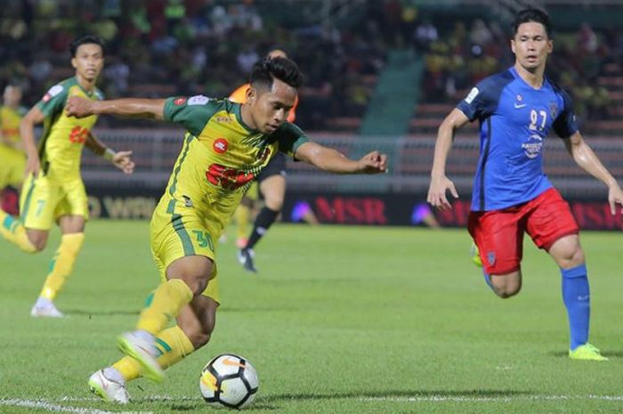 Aksi Andik Vermansah bersama Kedah FA saat dia diawasi bek Johor Darul Takzim, Fadli Shas (kanan) pada laga pekan ke-19 Liga Super Malaysia 2018 di Stadion Darul Aman, Alor Setar, 13 Juli 2018. 