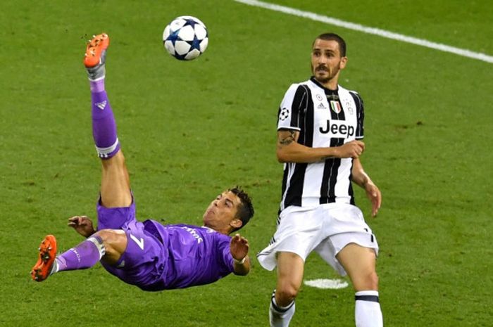  Megabintang Real Madrid, Cristiano Ronaldo (kiri), berduel dengan bek Juventus, Leonardo Bonucci, dalam laga final Liga Champions di The National Stadium of Wales, Cardiff, pada 3 Juni 2017. 