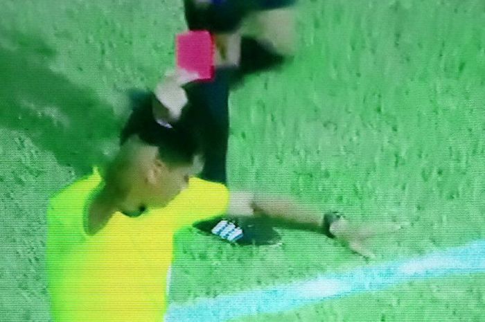 Wasit memberikan kartu merah untuk Saddil Ramdani.