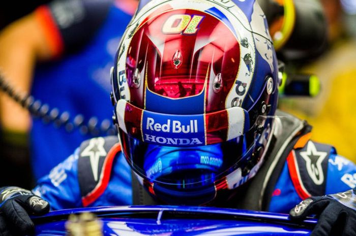 Pebalap Toro Rosso, Pierre Gasly (#10) saat akan memulai uji coba.