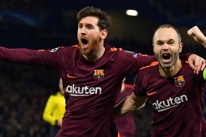   Megabintang FC Barcelona, Lionel Messi (kiri), merayakan golnya bersama Andres Iniesta dalam laga leg pertama babak 16 besar Liga Champions kontra Chelsea di Stadion Stamford Bridge, London, Inggris, pada 20 Februari 2018.  